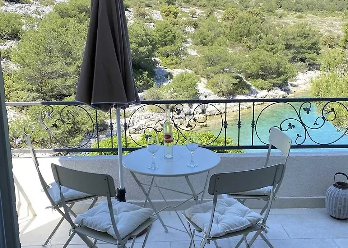 بيت للعطل Blue Serenity Retreat In Zut, Island Of Kornati Otocic Svrsata Mala