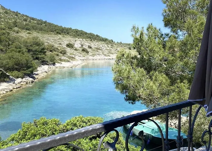 Blue Serenity Retreat In Zut, Island Of Kornati بيت للعطل *